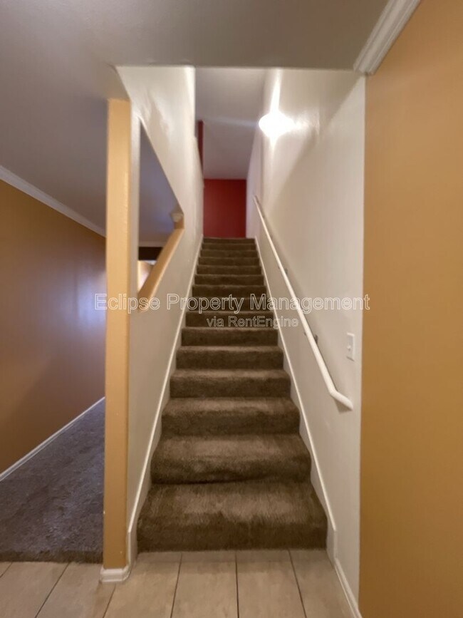 Building Photo - 2451 1/2 Theresea Ln