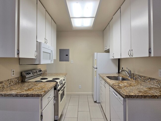 Building Photo - Spacious Upstairs Condo, Balcony, Storage,...