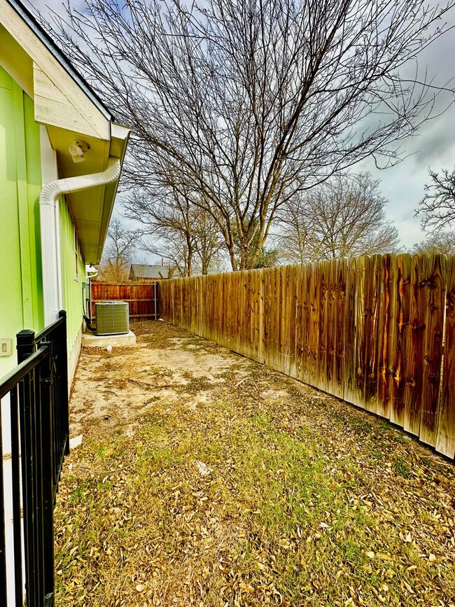 Building Photo - 1 Bedroom Riverside Bungalow
