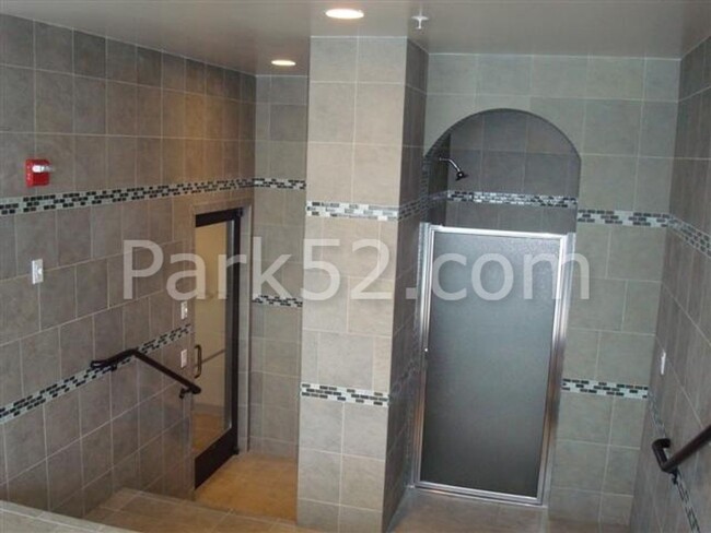 Building Photo - 1 Bed 1.5 Bath Theater District Condo + Am...