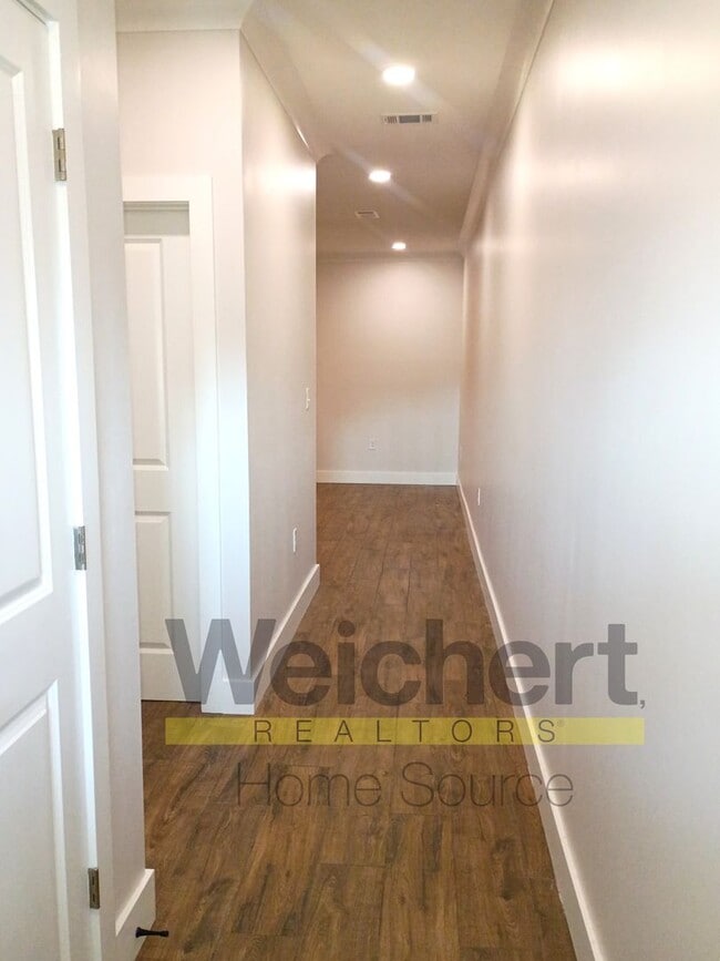 Building Photo - Stylish Downtown 1-Bedroom with Modern Updates