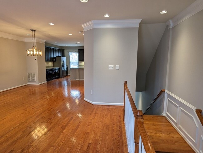 Building Photo - Gorgeous 3 level townhouse in North Potoma...