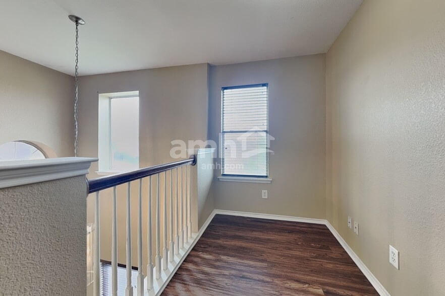 Building Photo - 6001 Melanie Dr