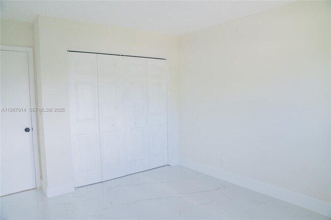 Building Photo - 615 NE 26th St