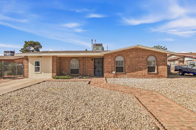 Building Photo - 3 bed 2 bath house with a studio