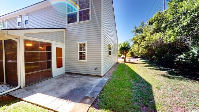 Building Photo - 1000 Pembroke Ct