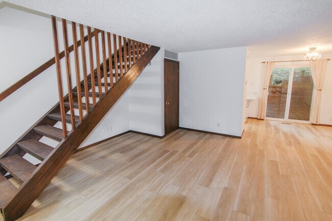 Building Photo - 3 bedroom 2 bathroom duplex in South Eugene!