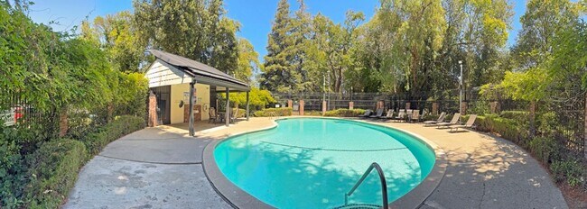 Building Photo - Beautifully Updated 3 Bedroom, 2.5 Bathroom Townhome!