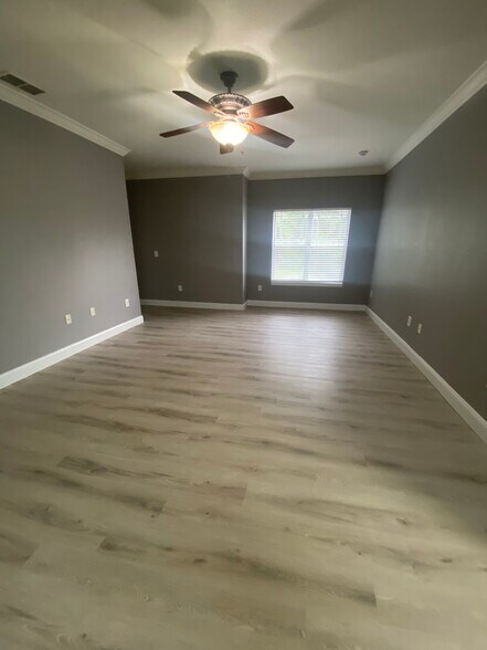 Building Photo - 16205 Enclave Village Dr