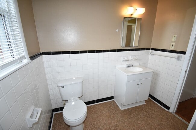 Building Photo - 470 Circle Dr
