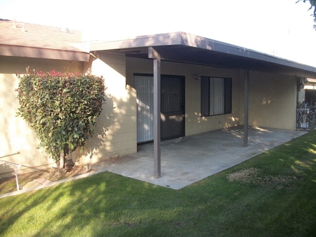 Building Photo - 2-Bed, 2-Bath Condo in Bakersfield | Garag...