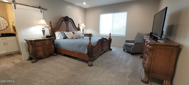 Building Photo - 900 W Hermosa Dr