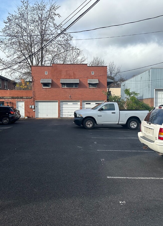 Primary Photo - 216 S Walnut Pl