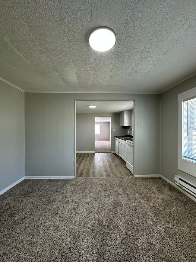 Building Photo - Backyard Nights & Front Porch Mornings — Cozy 3BR Brick Ranch in Fairlawn