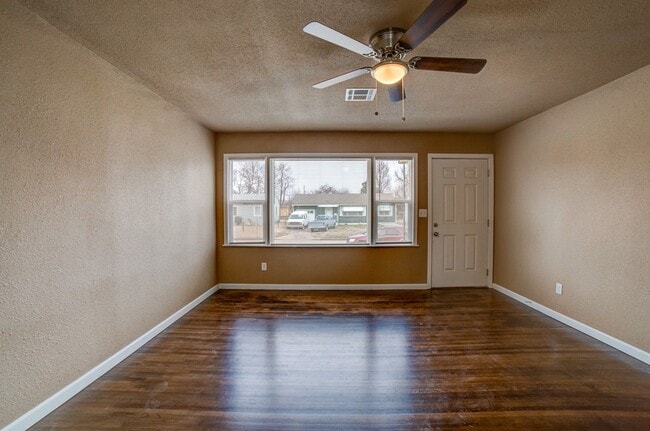 Building Photo - 3 Bed / 1 Bath in Tulsa!