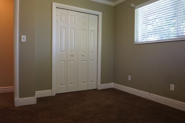 Building Photo - Murray 5 Bedroom Rambler Home