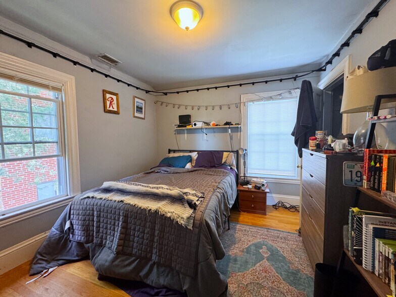 Building Photo - 34 Brentwood St