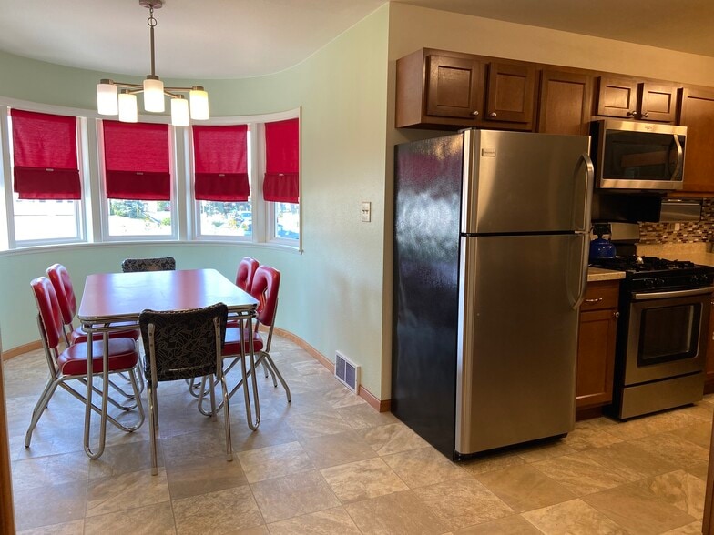 Large sunny dinette - 2037 S Main St