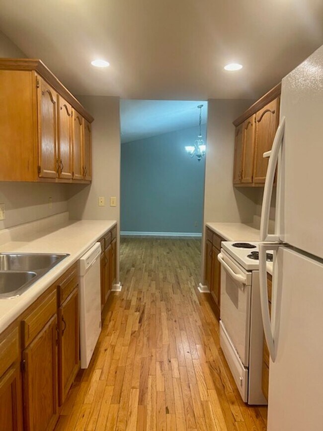 Building Photo - Swannanoa Rental! 6 or 12 month lease options!