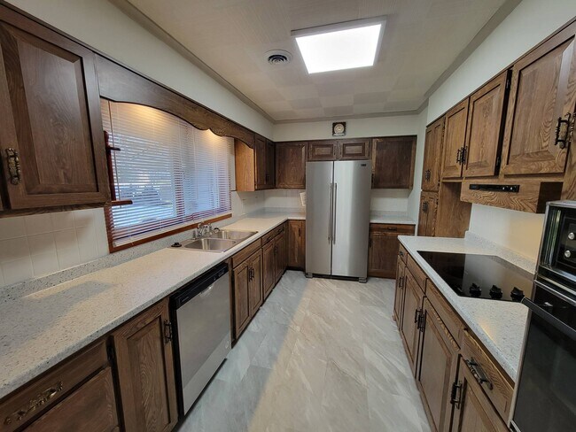 Building Photo - 477 Civitan St