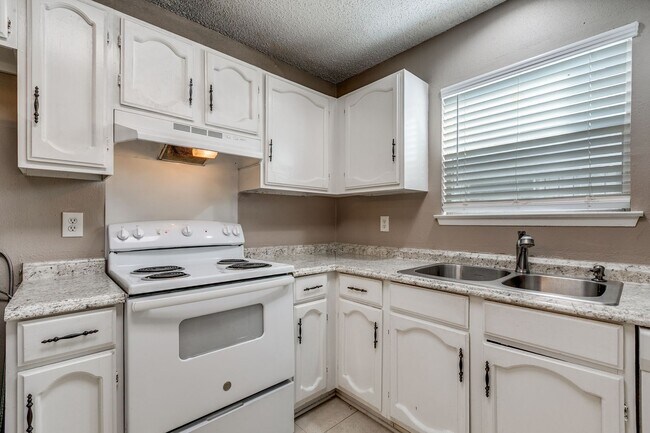 Building Photo - 3-BEDROOM HOME IN PIPERS MEADOW