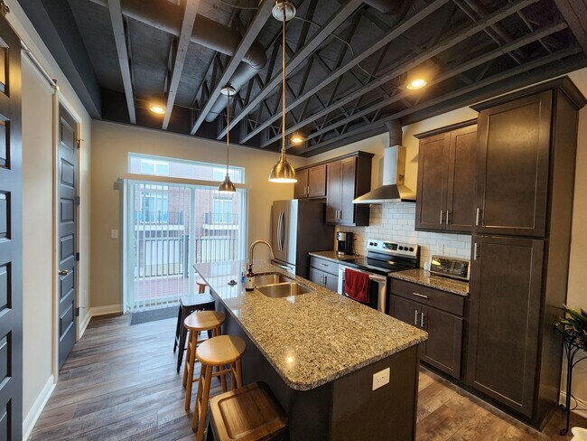 Building Photo - Deluxe Condo  In Center Street Townes Springfield, OH