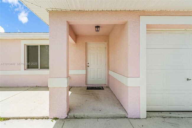 Building Photo - 2412 Millie Ave S