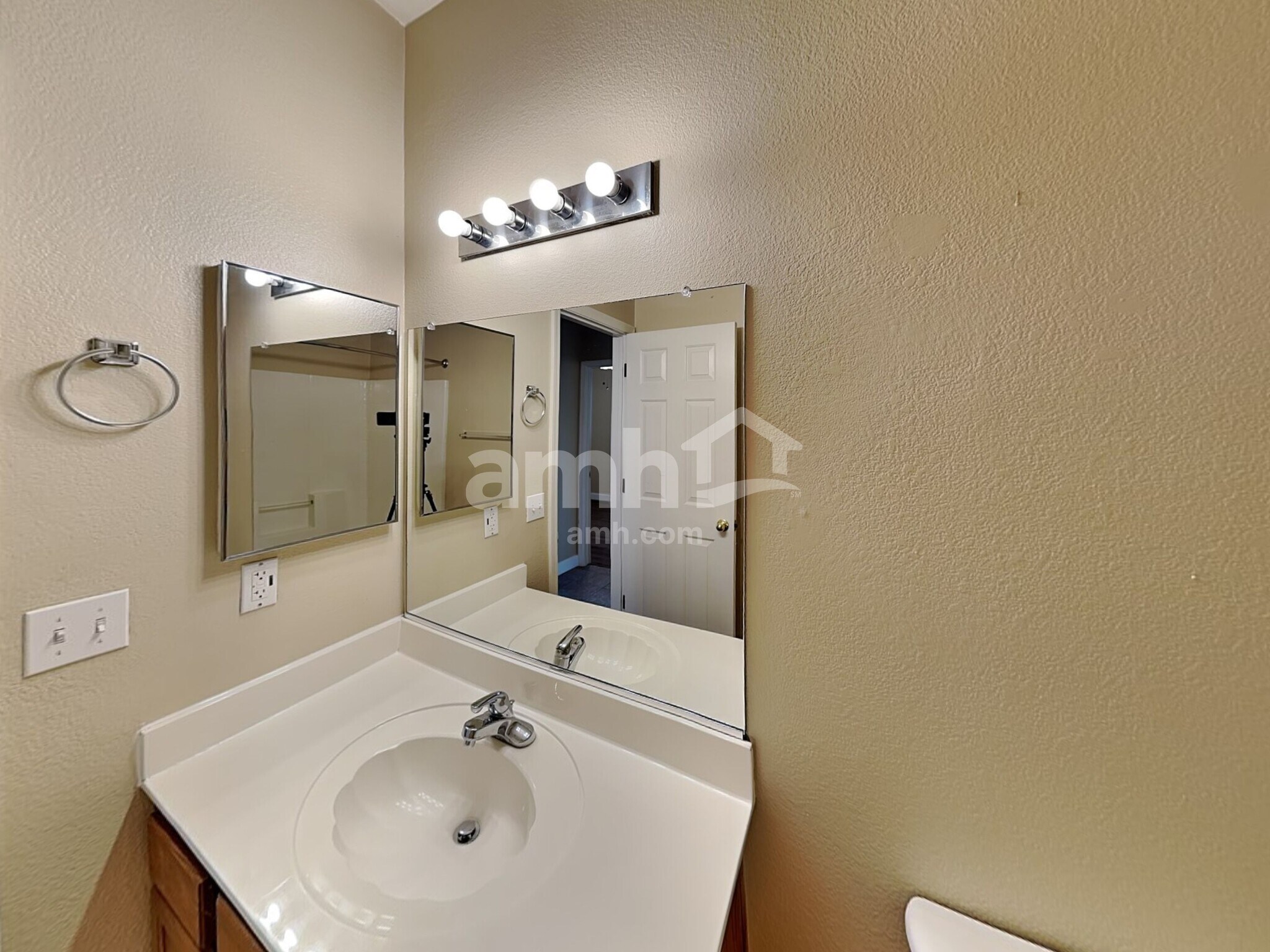 Building Photo - 13571 W Post Dr