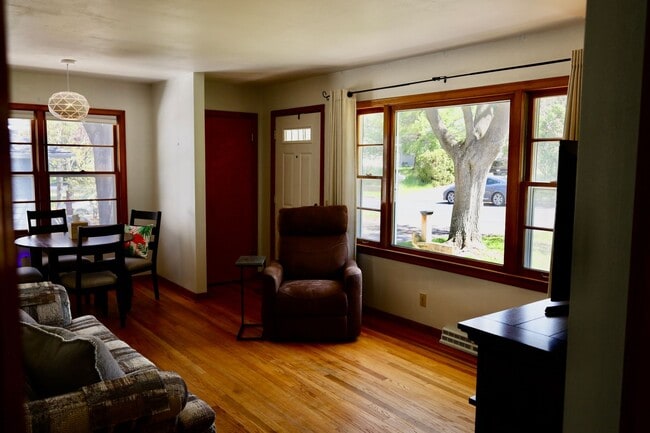 Building Photo - 2BR+ Flex Room Ranch Home in Monona – Walk...