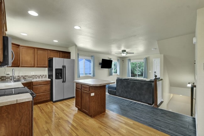 Building Photo - Updated end-unit townhouse for rent!