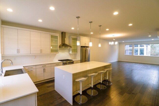 Building Photo - 4bd/3ba Newcastle House