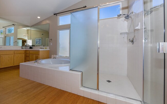 Building Photo - Stunning 5-Bedroom Castaic View Home for Rent!