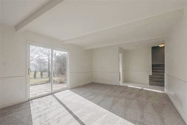Family room-2 - 1131 NE Oak Tree Dr