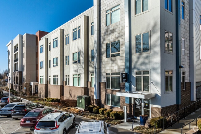 Building Photo - Avenue 81