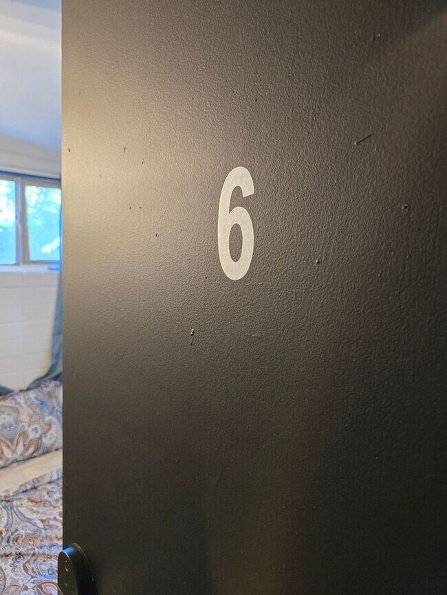 Building Photo - Rooms for Rent – Furnished, Lockable, & Private Backyard! 6 Spots Open.