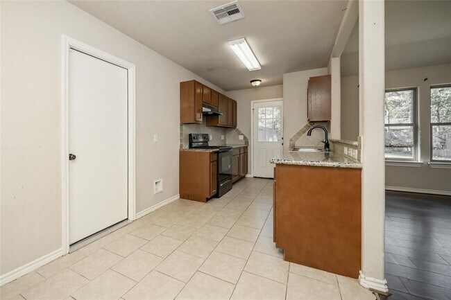 Building Photo - 10685 Royal Cavins Dr