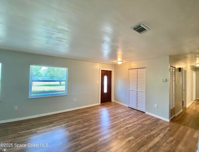 Building Photo - 555 Kings Way