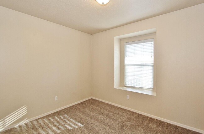 Building Photo - Immaculate Single-Level Home