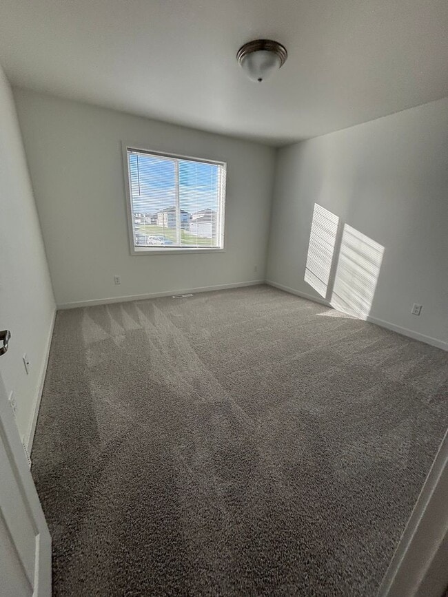 Building Photo - 3 Bed 3 Bath Townhome