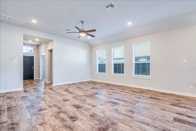 Building Photo - Amazing home ready to move in!