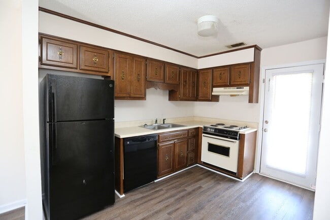 Building Photo - 2 bedroom for Immediate Move In!