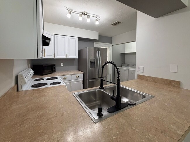 Building Photo - 2BR/1.5BA Townhouse in Mill Run!