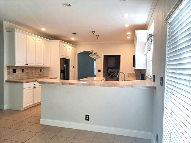 Building Photo - Charming 3/2 Bungalow