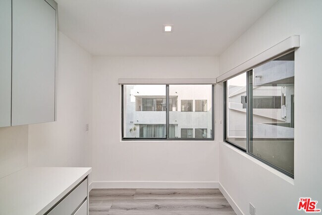 Building Photo - 145 S Maple Dr