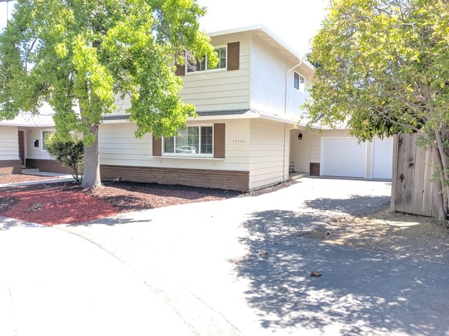 Building Photo - 10360 Leola Ct