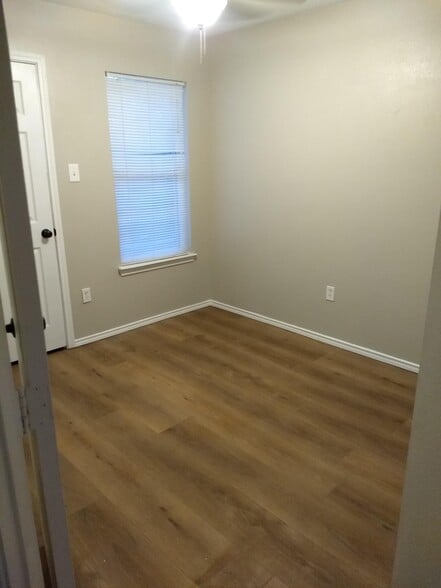 Building Photo - 536 waco st