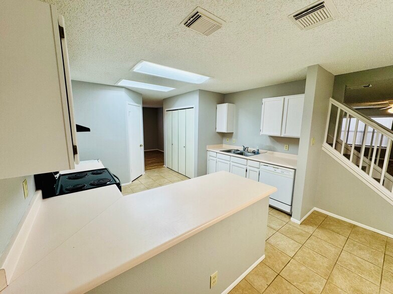 Building Photo - 9250 Ridge Path