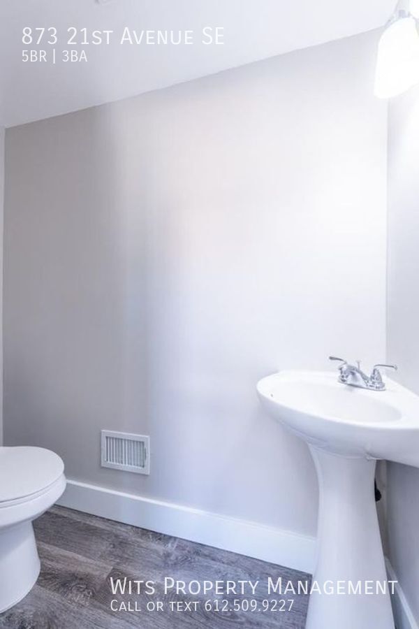 Building Photo - 873 21st Ave SE