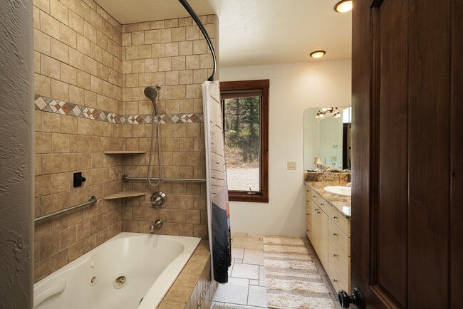 Building Photo - 35021 US-6