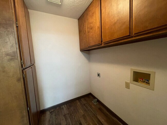 Building Photo - Desirable East Medford Single Story